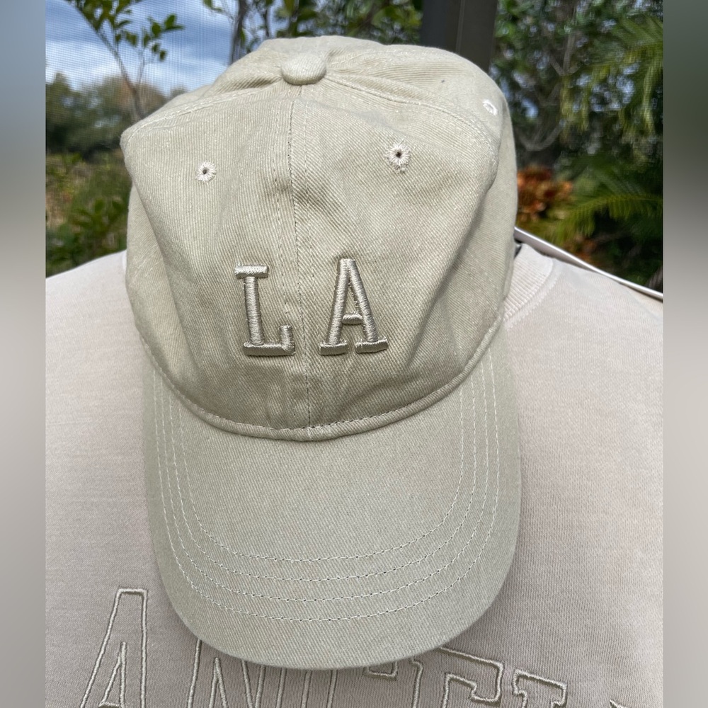 Cupcakes and Cashmere Los Angeles oversize sweatshirt and hat - Picture 6 of 7